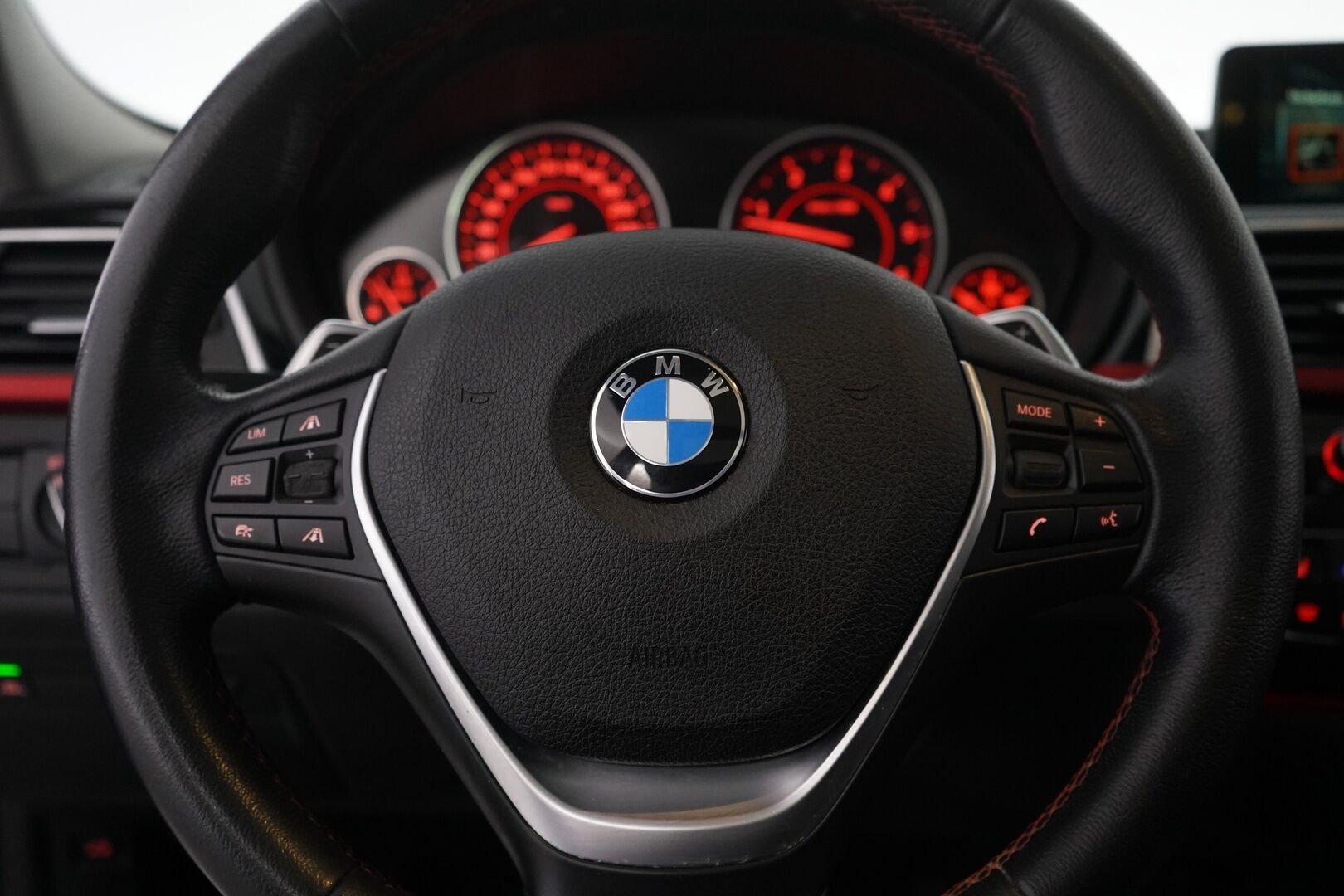 BMW 330 2017 F31 Touring 330d A *HUD / ACC / Panorama / S.kontti / S.koukku* - Kahdet renkaat BMW aluilla / Seuraava katsastus vasta 21.9.2027 / Säntilliset huollot