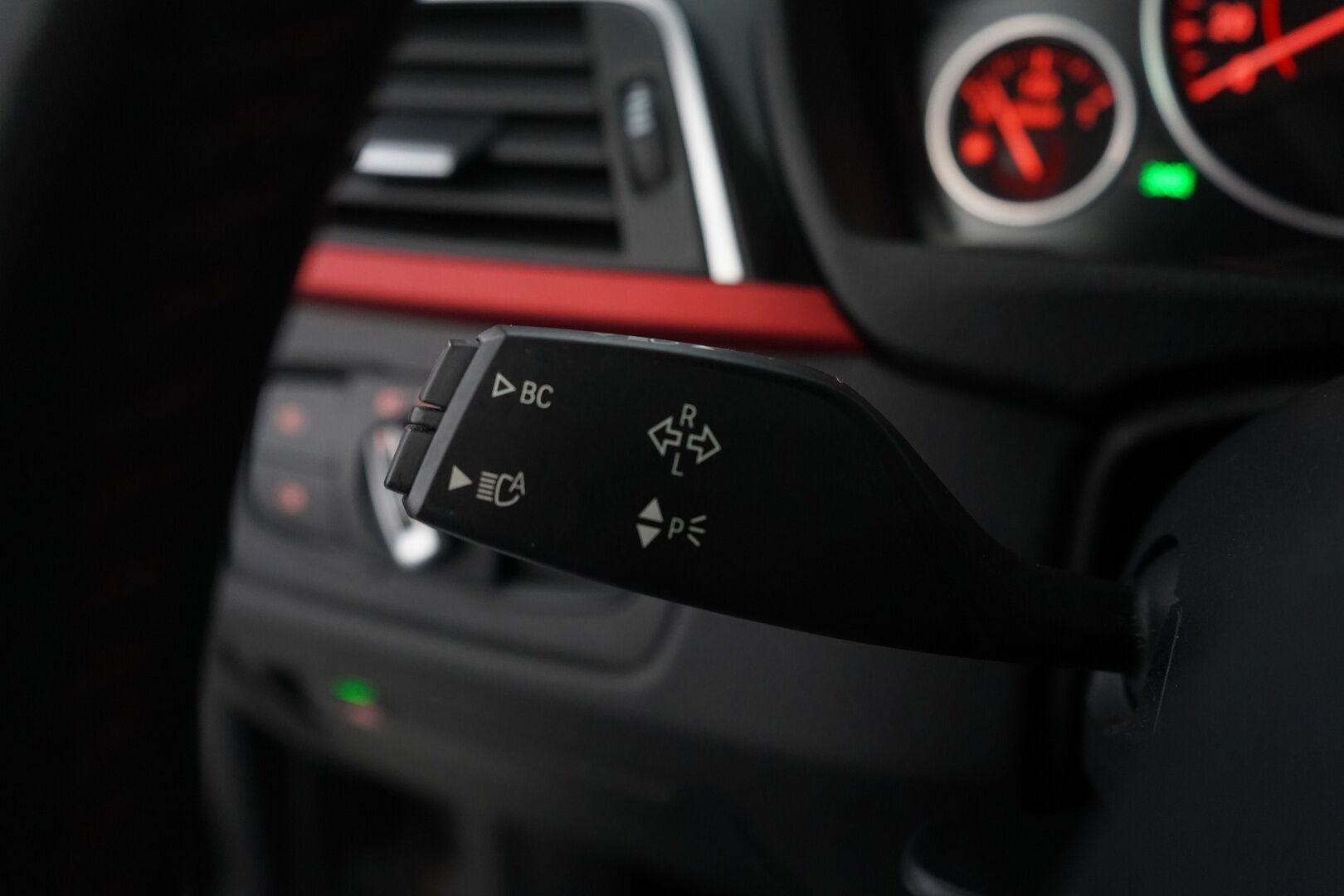 BMW 330 2017 F31 Touring 330d A *HUD / ACC / Panorama / S.kontti / S.koukku* - Kahdet renkaat BMW aluilla / Seuraava katsastus vasta 21.9.2027 / Säntilliset huollot