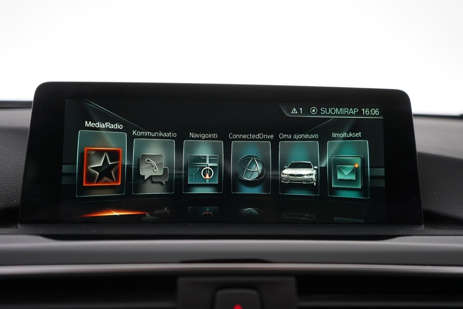 BMW 330 2017 F31 Touring 330d A *HUD / ACC / Panorama / S.kontti / S.koukku* - Kahdet renkaat BMW aluilla / Seuraava katsastus vasta 21.9.2027 / Säntilliset huollot