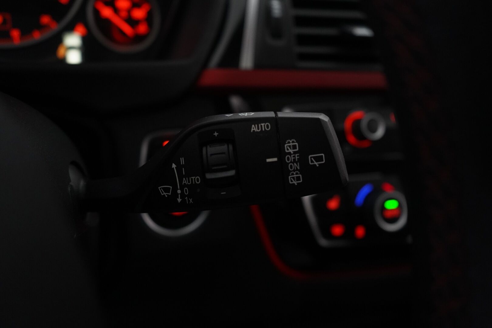 BMW 330 2017 F31 Touring 330d A *HUD / ACC / Panorama / S.kontti / S.koukku* - Kahdet renkaat BMW aluilla / Seuraava katsastus vasta 21.9.2027 / Säntilliset huollot