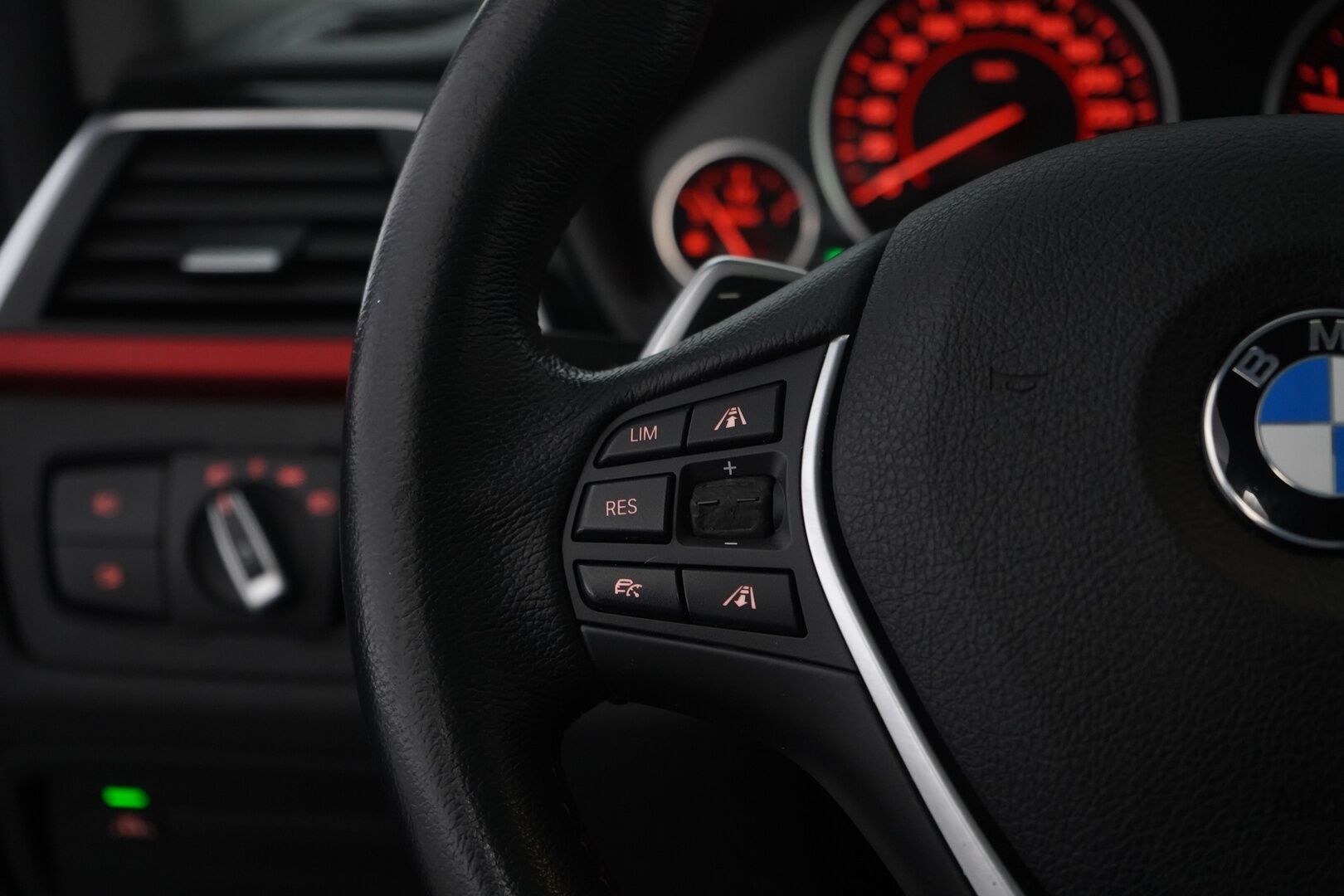 BMW 330 2017 F31 Touring 330d A *HUD / ACC / Panorama / S.kontti / S.koukku* - Kahdet renkaat BMW aluilla / Seuraava katsastus vasta 21.9.2027 / Säntilliset huollot