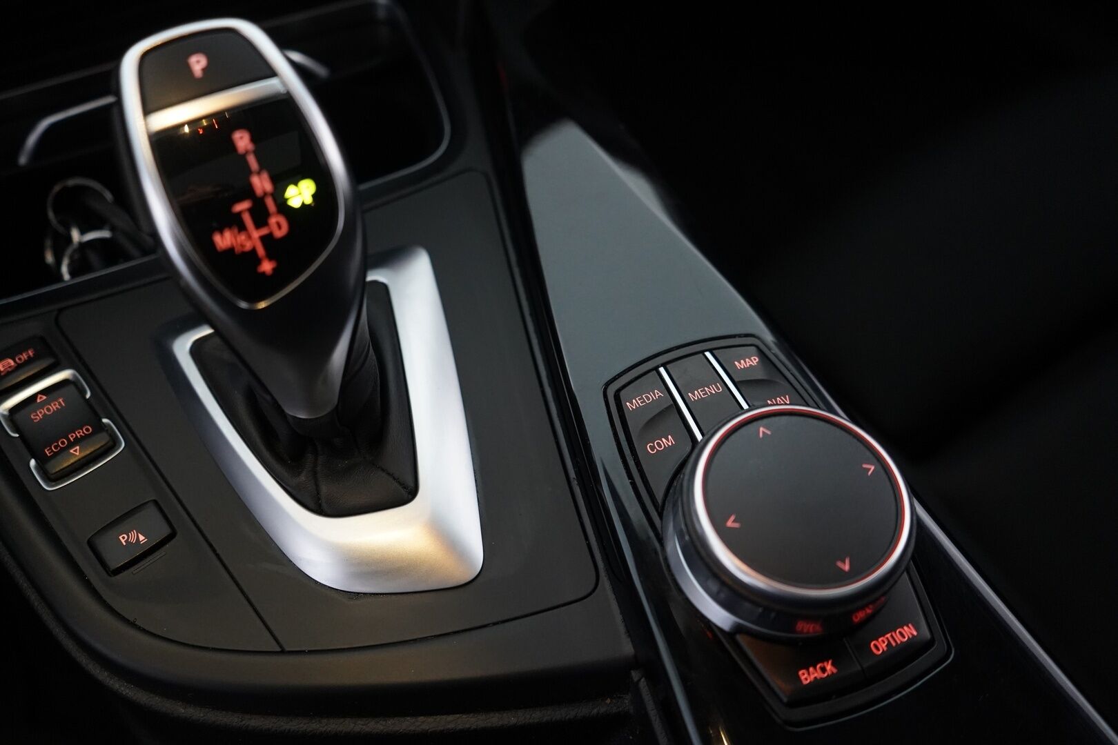 BMW 330 2017 F31 Touring 330d A *HUD / ACC / Panorama / S.kontti / S.koukku* - Kahdet renkaat BMW aluilla / Seuraava katsastus vasta 21.9.2027 / Säntilliset huollot