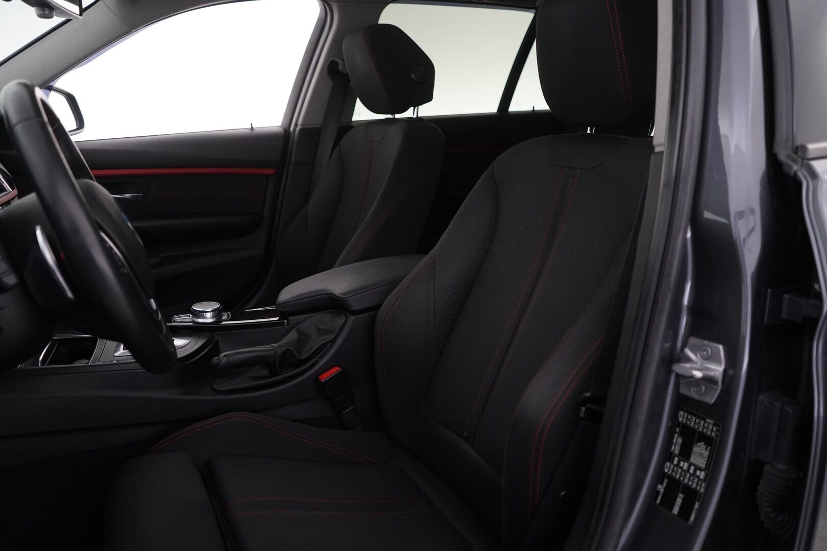 BMW 330 2017 F31 Touring 330d A *HUD / ACC / Panorama / S.kontti / S.koukku* - Kahdet renkaat BMW aluilla / Seuraava katsastus vasta 21.9.2027 / Säntilliset huollot