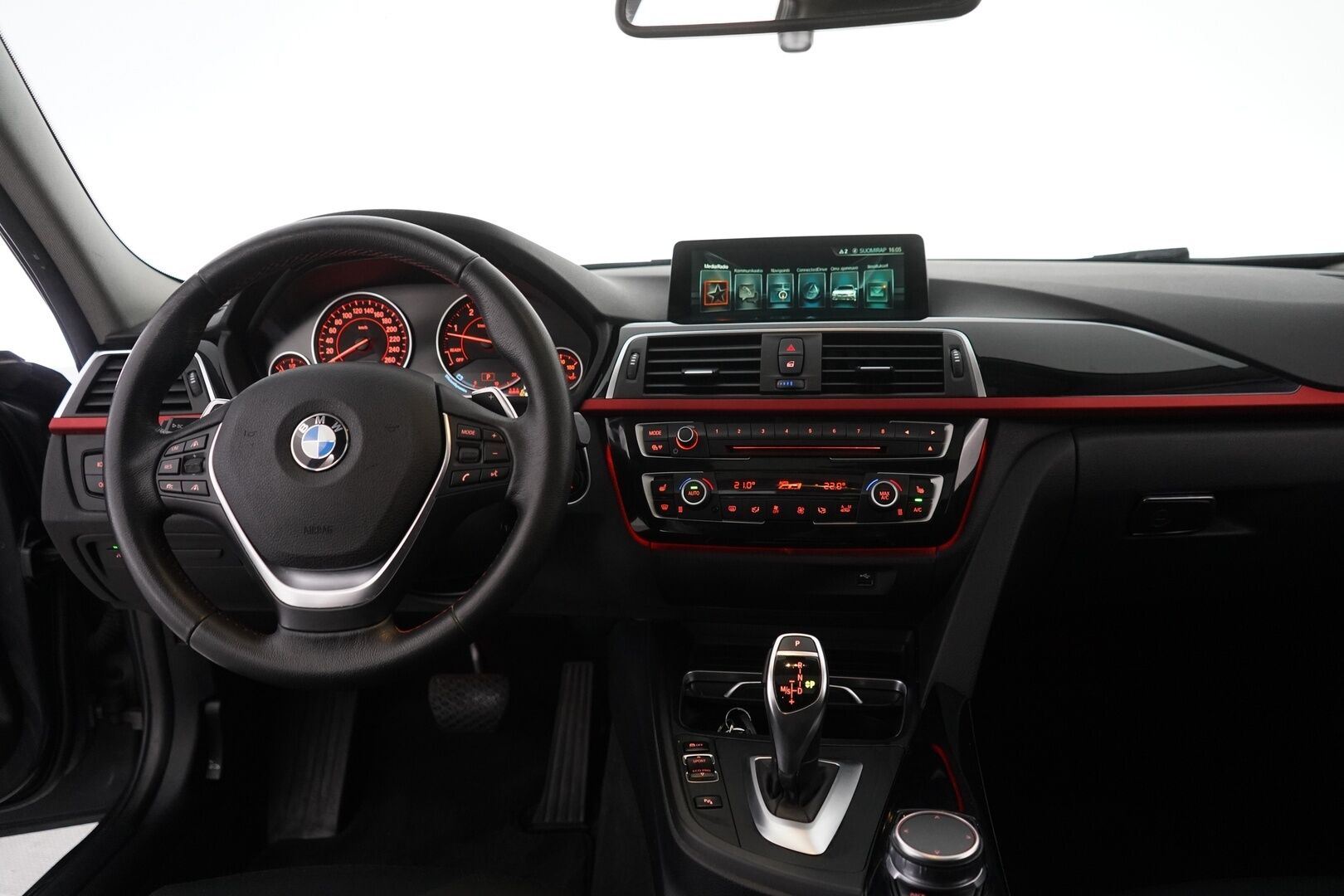 BMW 330 2017 F31 Touring 330d A *HUD / ACC / Panorama / S.kontti / S.koukku* - Kahdet renkaat BMW aluilla / Seuraava katsastus vasta 21.9.2027 / Säntilliset huollot