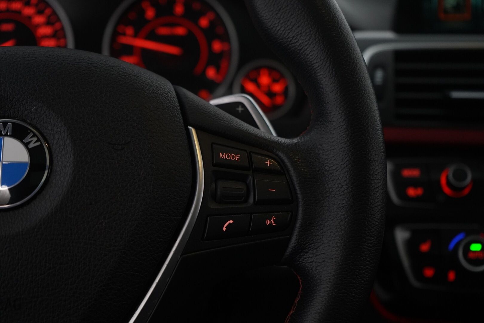 BMW 330 2017 F31 Touring 330d A *HUD / ACC / Panorama / S.kontti / S.koukku* - Kahdet renkaat BMW aluilla / Seuraava katsastus vasta 21.9.2027 / Säntilliset huollot