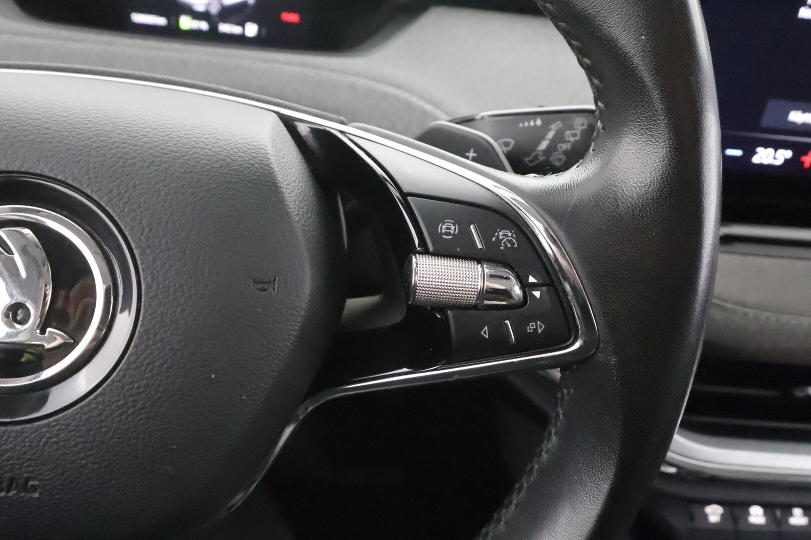 Skoda Enyaq 2022 80 Launch Edition iV - | ACC | ILP | Koukku | Puolinahat | P.kamera | Side Assist | Lane Assist | Keyless | Sähk. takaluukku | 2x renkaat aluin | 1-om suomiauto | 