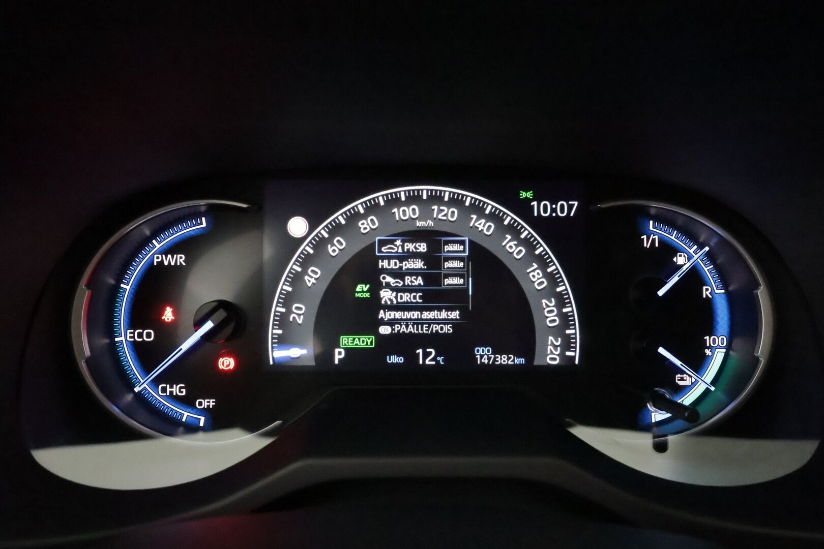 Toyota RAV4 Plug-in 2022 Hybrid 2,5 AWD-i Premium * HUD / JBL / ACC / LED / P.Kamera / Ilmastoitu Muistipenkki / Navi / Koukku / Keyless * - 1-om Suomi-auto / Kahdet renkaat aluvanteilla / Merkkihuollot - HULLUT AVAJAISHULINAT KORKOTARJOUS 3,29 %