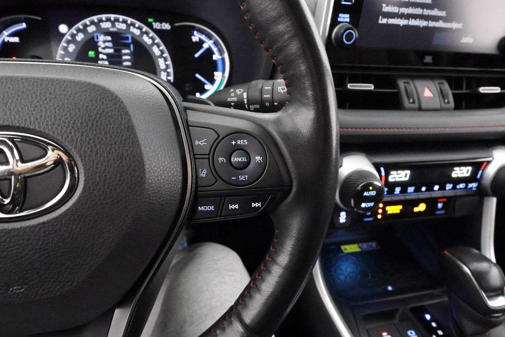 Toyota RAV4 Plug-in 2022 Hybrid 2,5 AWD-i Premium * HUD / JBL / ACC / LED / P.Kamera / Ilmastoitu Muistipenkki / Navi / Koukku / Keyless * - 1-om Suomi-auto / Kahdet renkaat aluvanteilla / Merkkihuollot