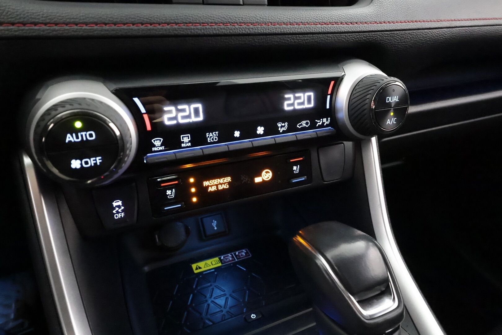 Toyota RAV4 Plug-in 2022 Hybrid 2,5 AWD-i Premium * HUD / JBL / ACC / LED / P.Kamera / Ilmastoitu Muistipenkki / Navi / Koukku / Keyless * - 1-om Suomi-auto / Kahdet renkaat aluvanteilla / Merkkihuollot - HULLUT AVAJAISHULINAT KORKOTARJOUS 3,29 %