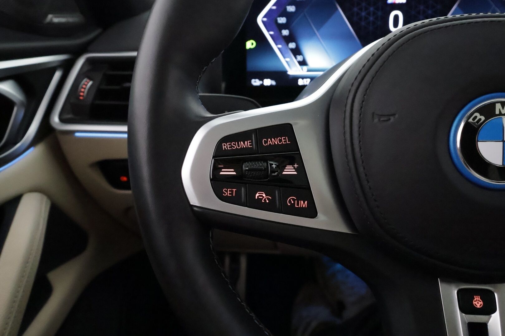BMW I4 M50 2022 Fully Charged **Adapt. vakkari / H&K / Laser LED / HUD / Kattoluukku / 360 Kamera / Vaaleat sporttinahat** - 2,99 % KORKOTARJOUS TÄHÄN AUTOON - Sunset Orange / 1-om. Suomi-auto / Akku kuntotarkistettu! / Kahdet renkaat