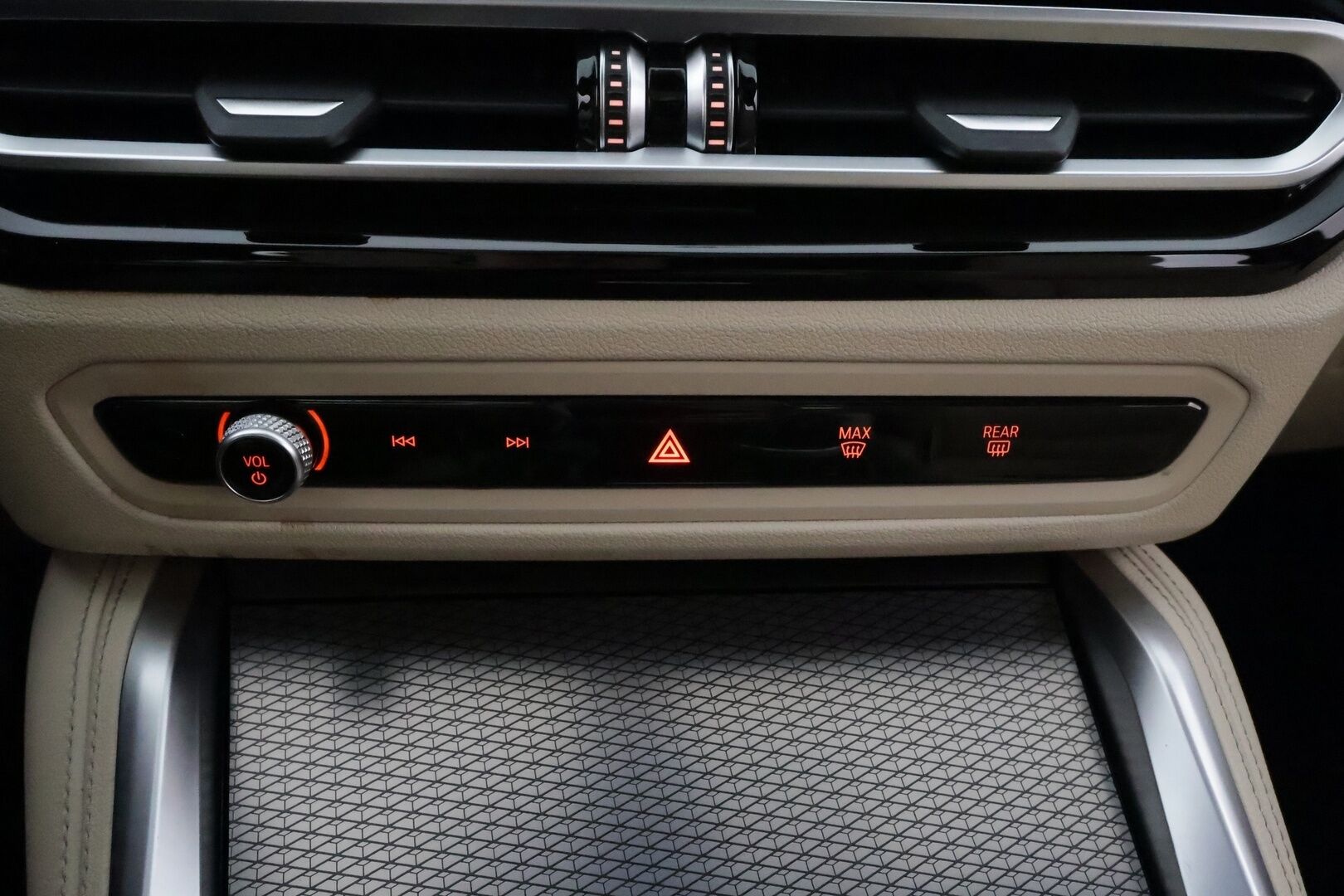 BMW I4 M50 2022 Fully Charged **Adapt. vakkari / H&K / Laser LED / HUD / Kattoluukku / 360 Kamera / Vaaleat sporttinahat** - 2,99 % KORKOTARJOUS TÄHÄN AUTOON - Sunset Orange / 1-om. Suomi-auto / Akku kuntotarkistettu! / Kahdet renkaat