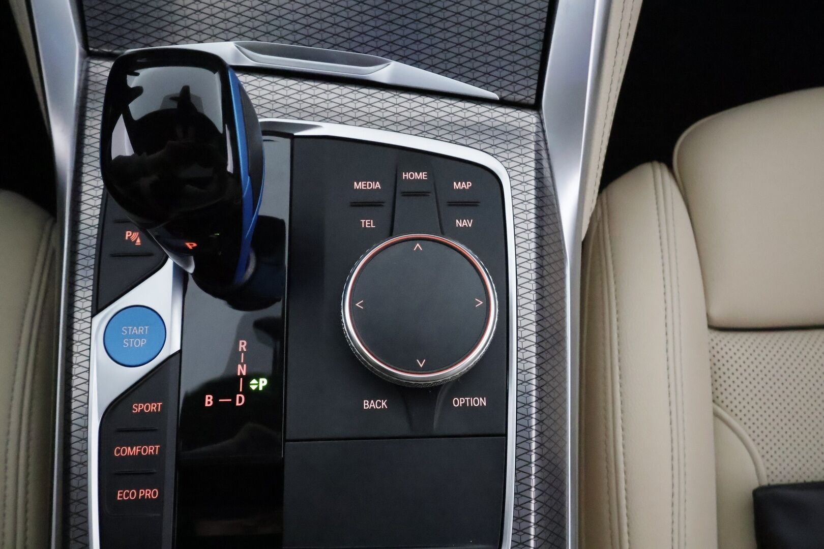BMW I4 M50 2022 Fully Charged **Adapt. vakkari / H&K / Laser LED / HUD / Kattoluukku / 360 Kamera / Vaaleat sporttinahat** - 2,99 % KORKOTARJOUS TÄHÄN AUTOON - Sunset Orange / 1-om. Suomi-auto / Akku kuntotarkistettu! / Kahdet renkaat