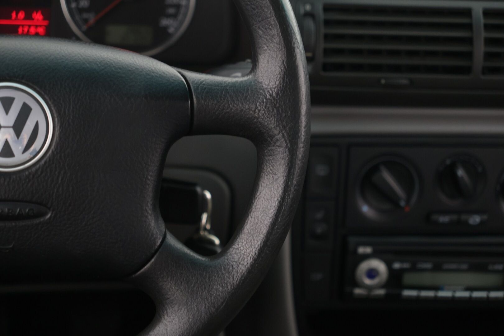 Volkswagen Passat 2003 4D PASSAT SEDAN 2.0-3BG/269 - YritysOutlet - Myydään vain yrityksille -* - *Ilmastointi / Vakionopeuden säädin / Kahdet renkaat*