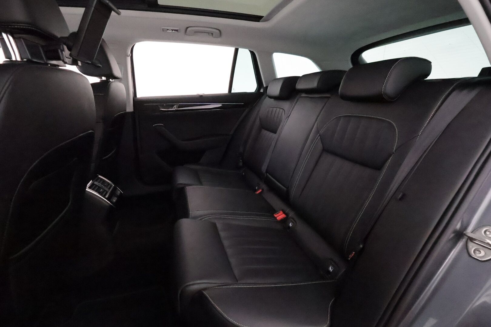Skoda Superb 2022 Combi 2.0 TDI 200 4x4 L&K DSG **Panorama / Canton / ACC / Matrix-LED / 360° / Hierova Muistipenkki / Webasto / Koukku** - 3,99 % KORKOTARJOUS TÄHÄN AUTOON - 1-om Suomi-auto / Kahdet Renkaat / **HUIPPU KAMOILLA**