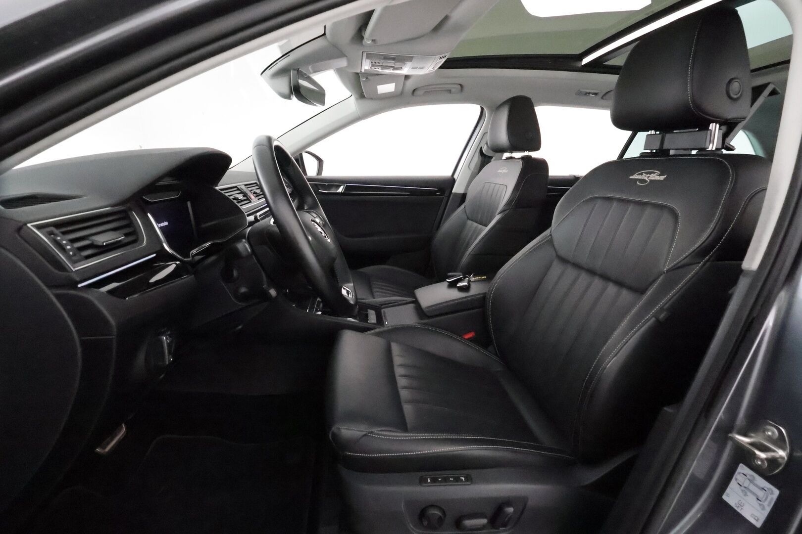 Skoda Superb 2022 Combi 2.0 TDI 200 4x4 L&K DSG **Panorama / Canton / ACC / Matrix-LED / 360° / Hierova Muistipenkki / Webasto / Koukku** - 3,99 % KORKOTARJOUS TÄHÄN AUTOON - 1-om Suomi-auto / Kahdet Renkaat / **HUIPPU KAMOILLA**