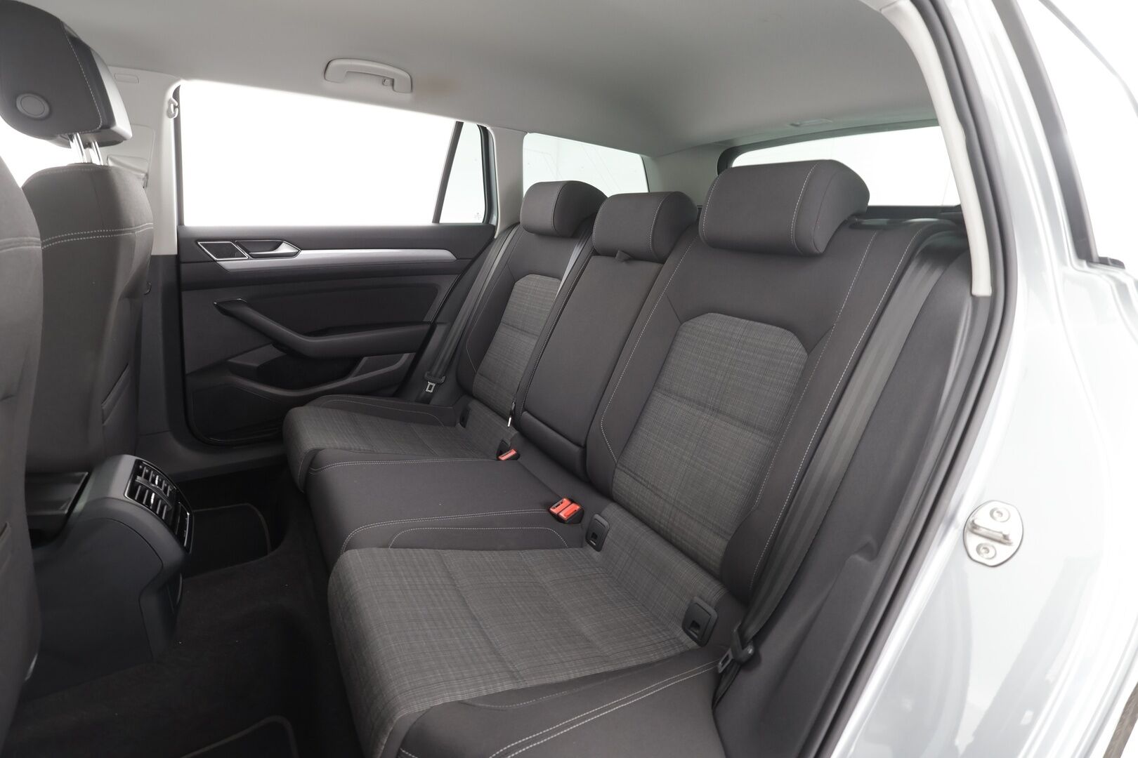 Volkswagen Passat 2022 Variant Comfort Business 2,0 TDI EVO SCR 110 kW DSG * ACC / Webasto / IQ-Light / P.tutkat / Apple&Android * - 1.Om Suomi-auto / Merkkihuollettu / Kahdet Renkaat