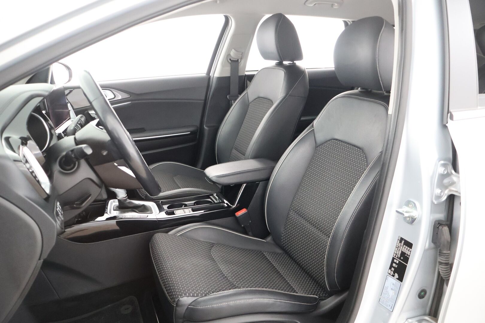 Kia Ceed 2021 1,6 GDI Plug-In Hybrid Business Premium SW DCT / Adapt. Vak / P-kamera / KeyLess / LED / Blis - Merkkiliikkeen huollot / 2x renkaat vanteilla / 