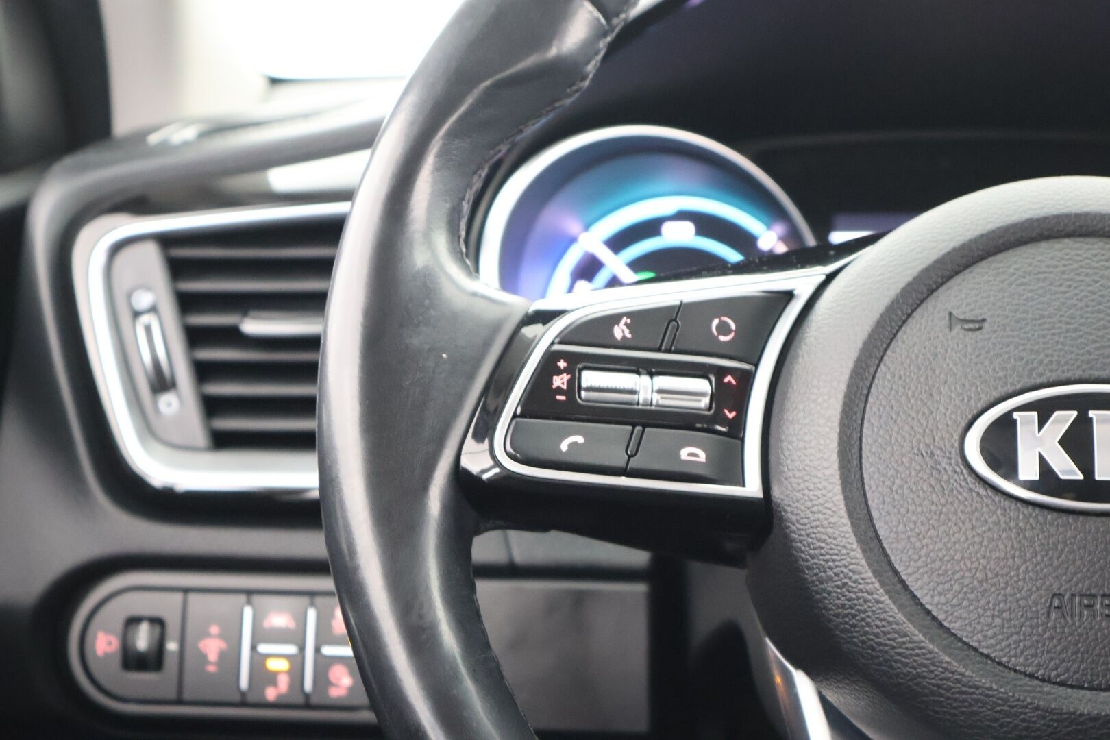 Kia Ceed 2021 1,6 GDI Plug-In Hybrid Business Premium SW DCT / Adapt. Vak / P-kamera / KeyLess / LED / Blis - Merkkiliikkeen huollot / 2x renkaat vanteilla / 