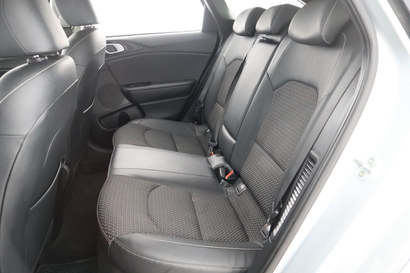 Kia Ceed 2021 1,6 GDI Plug-In Hybrid Business Premium SW DCT / Adapt. Vak / P-kamera / KeyLess / LED / Blis - Merkkiliikkeen huollot / 2x renkaat vanteilla / 