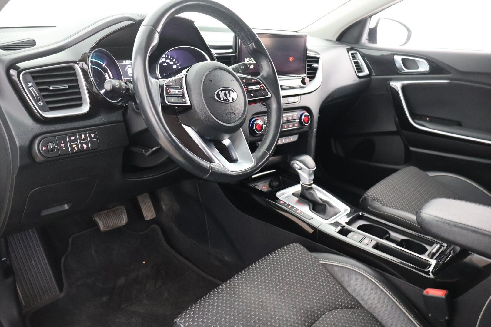 Kia Ceed 2021 1,6 GDI Plug-In Hybrid Business Premium SW DCT / Adapt. Vak / P-kamera / KeyLess / LED / Blis - Merkkiliikkeen huollot / 2x renkaat vanteilla / 