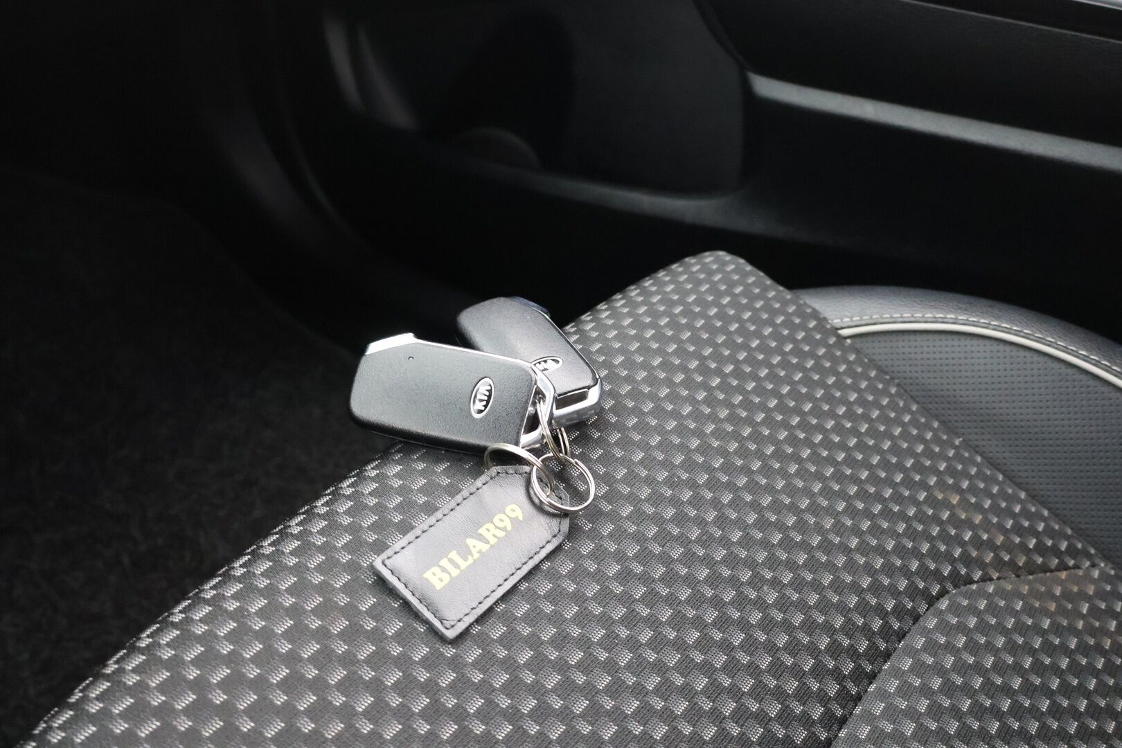 Kia Ceed 2021 1,6 GDI Plug-In Hybrid Business Premium SW DCT / Adapt. Vak / P-kamera / KeyLess / LED / Blis - Merkkiliikkeen huollot / 2x renkaat vanteilla / 