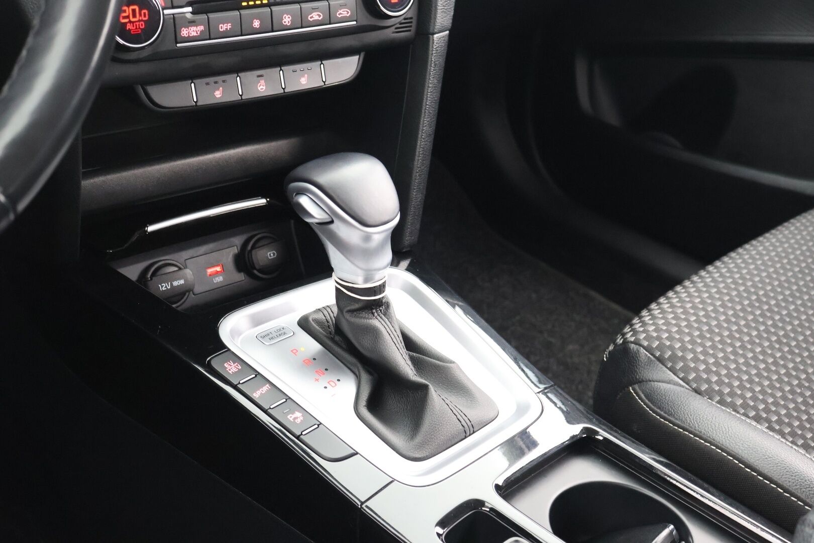 Kia Ceed 2021 1,6 GDI Plug-In Hybrid Business Premium SW DCT / Adapt. Vak / P-kamera / KeyLess / LED / Blis - Merkkiliikkeen huollot / 2x renkaat vanteilla / 