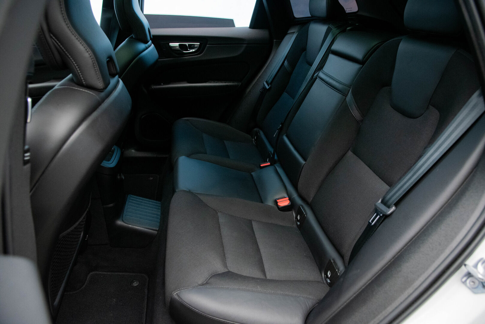 Volvo XC60 2020 T8 AWD Momentum aut / Panorama / Koukku / VOC / Adapt.vak / PA-lämmitin - Hihna vaihdettu/ Kahdet hyvät renkaat - HULLUT JOULUT KORKOTARJOUS 2,49% 