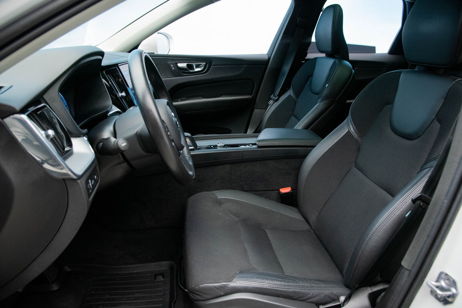 Volvo XC60 2020 T8 AWD Momentum aut / Panorama / Koukku / VOC / Adapt.vak / PA-lämmitin - Hihna vaihdettu/ Kahdet hyvät renkaat - HULLUT JOULUT KORKOTARJOUS 2,49% 