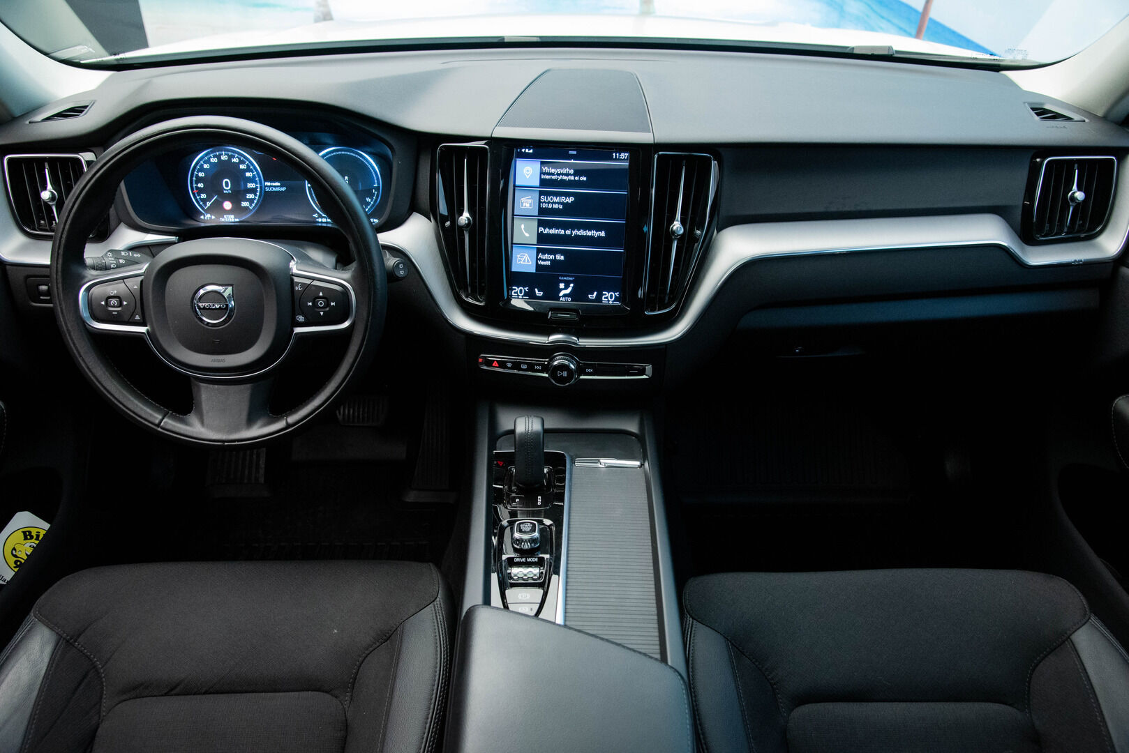 Volvo XC60 2020 T8 AWD Momentum aut / Panorama / Koukku / VOC / Adapt.vak / PA-lämmitin - Hihna vaihdettu/ Kahdet hyvät renkaat - HULLUT JOULUT KORKOTARJOUS 2,49% 