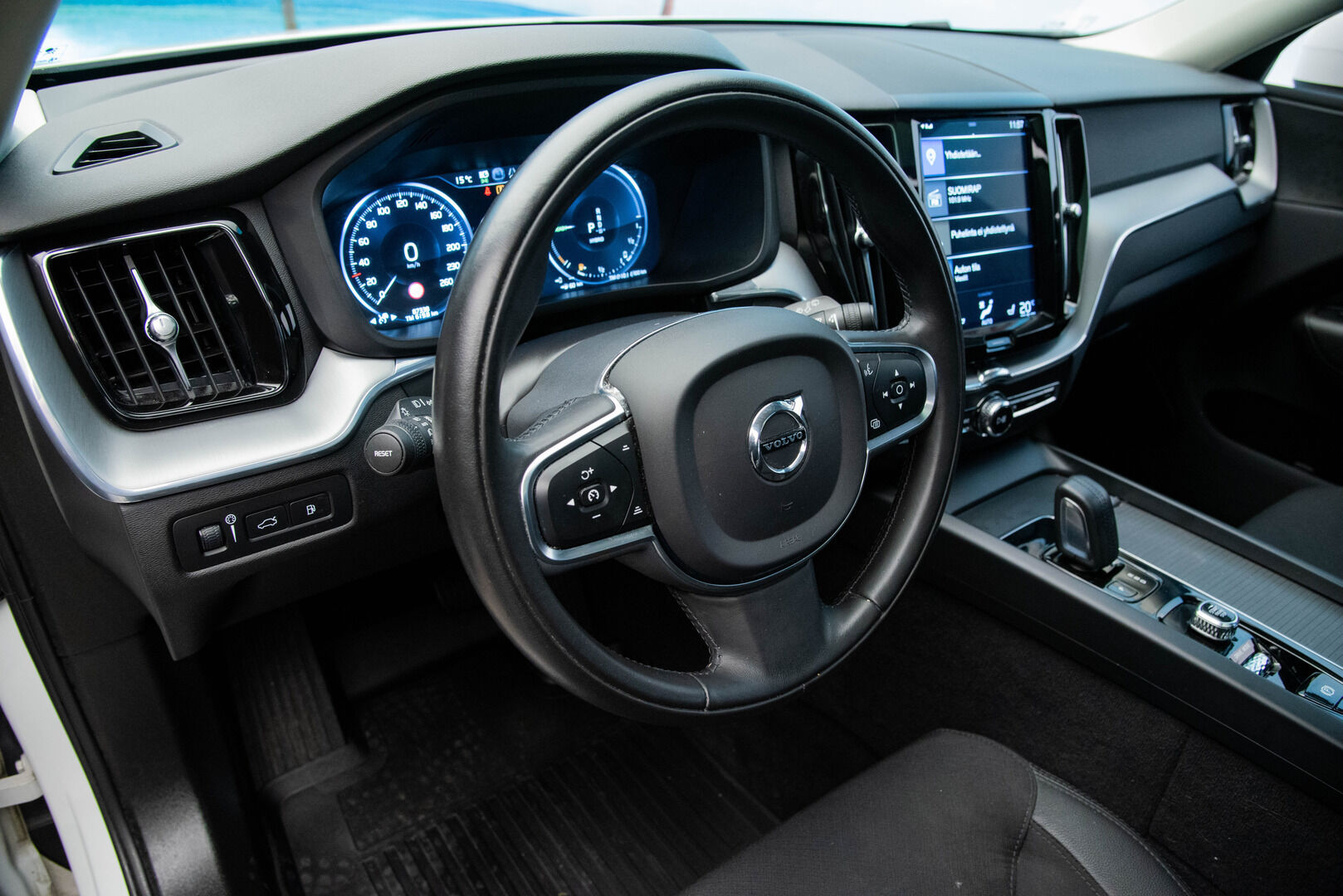 Volvo XC60 2020 T8 AWD Momentum aut / Panorama / Koukku / VOC / Adapt.vak / PA-lämmitin - Hihna vaihdettu/ Kahdet hyvät renkaat - HULLUT JOULUT KORKOTARJOUS 2,49% 