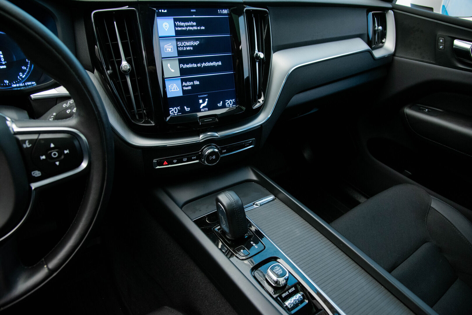 Volvo XC60 2020 T8 AWD Momentum aut / Panorama / Koukku / VOC / Adapt.vak / PA-lämmitin - Hihna vaihdettu/ Kahdet hyvät renkaat - HULLUT JOULUT KORKOTARJOUS 2,49% 