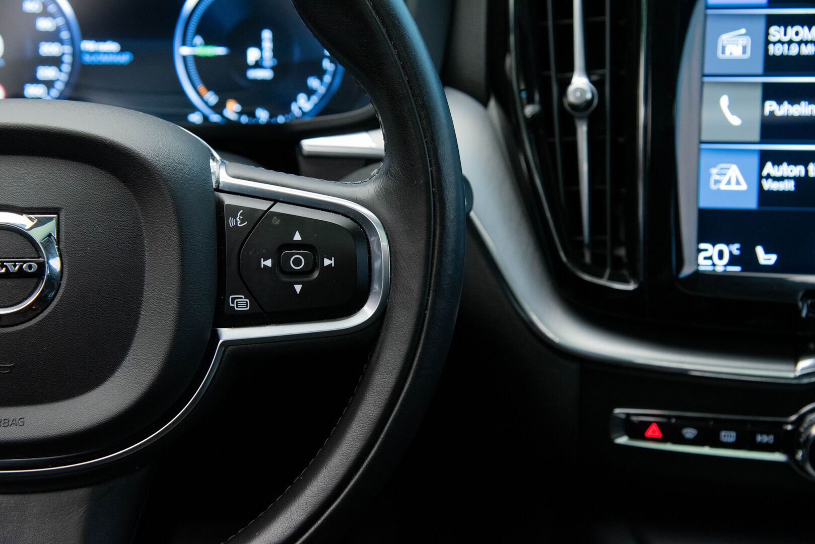 Volvo XC60 2020 T8 AWD Momentum aut / Panorama / Koukku / VOC / Adapt.vak / PA-lämmitin - Hihna vaihdettu/ Kahdet hyvät renkaat - HULLUT JOULUT KORKOTARJOUS 2,49% 