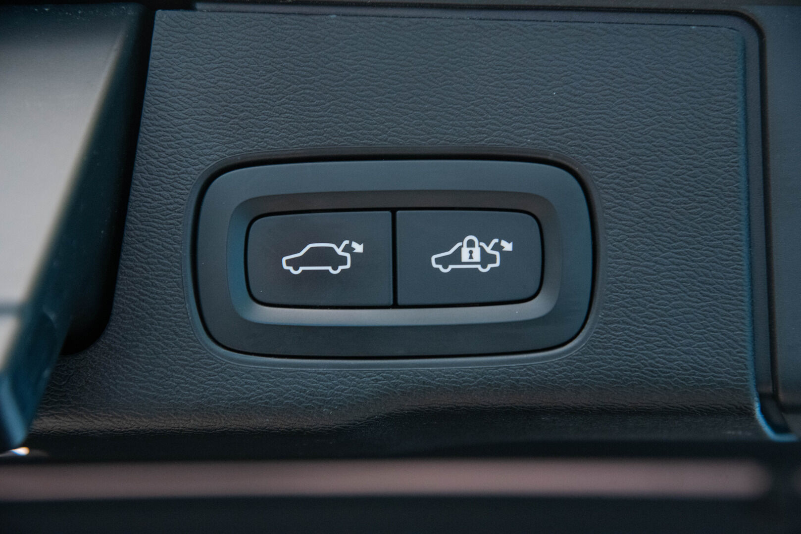 Volvo XC60 2020 T8 AWD Momentum aut / Panorama / Koukku / VOC / Adapt.vak / PA-lämmitin - Hihna vaihdettu/ Kahdet hyvät renkaat - HULLUT JOULUT KORKOTARJOUS 2,49% 