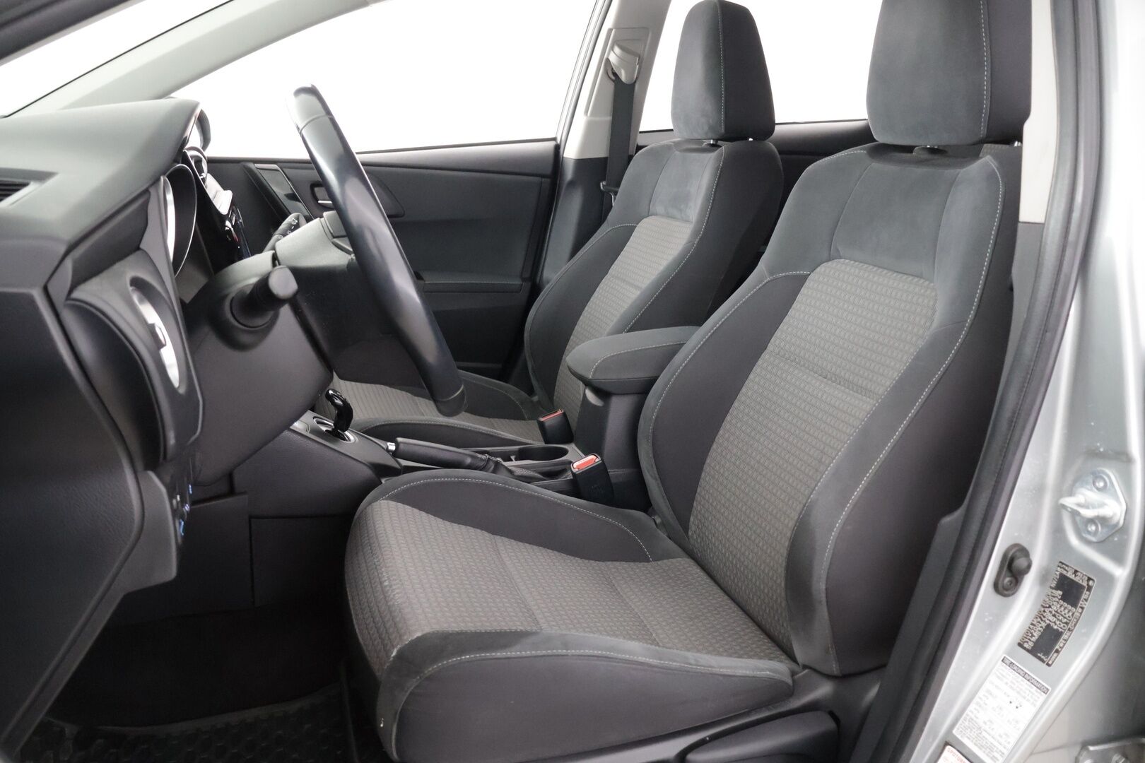 Toyota Auris 2018 1,8 Hybrid Active - P.Kamera | Vakkkari | BT | Metalliväri | 2X Renkaat ja vanteet 
