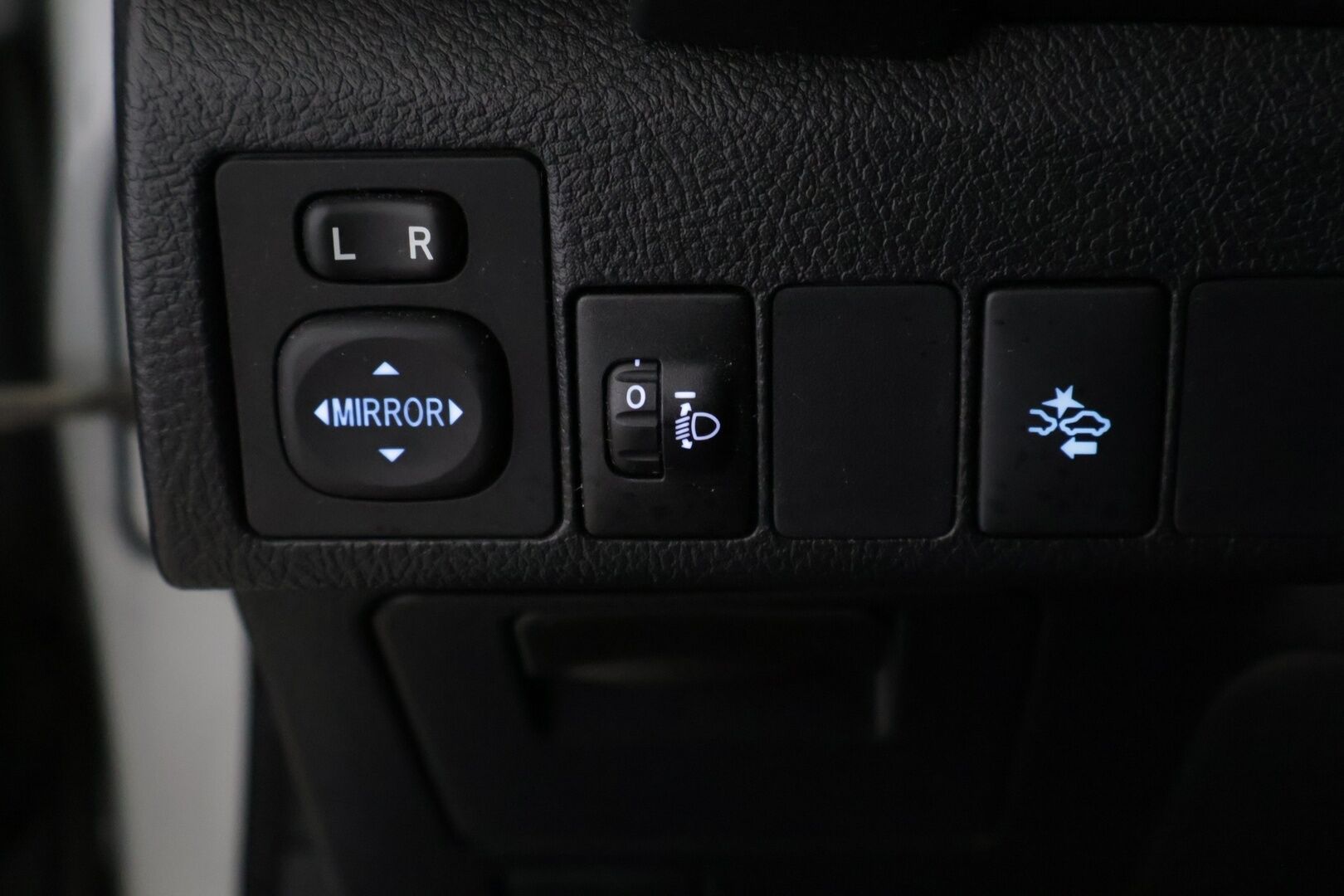 Toyota Auris 2018 1,8 Hybrid Active - P.Kamera | Vakkkari | BT | Metalliväri | 2X Renkaat ja vanteet 