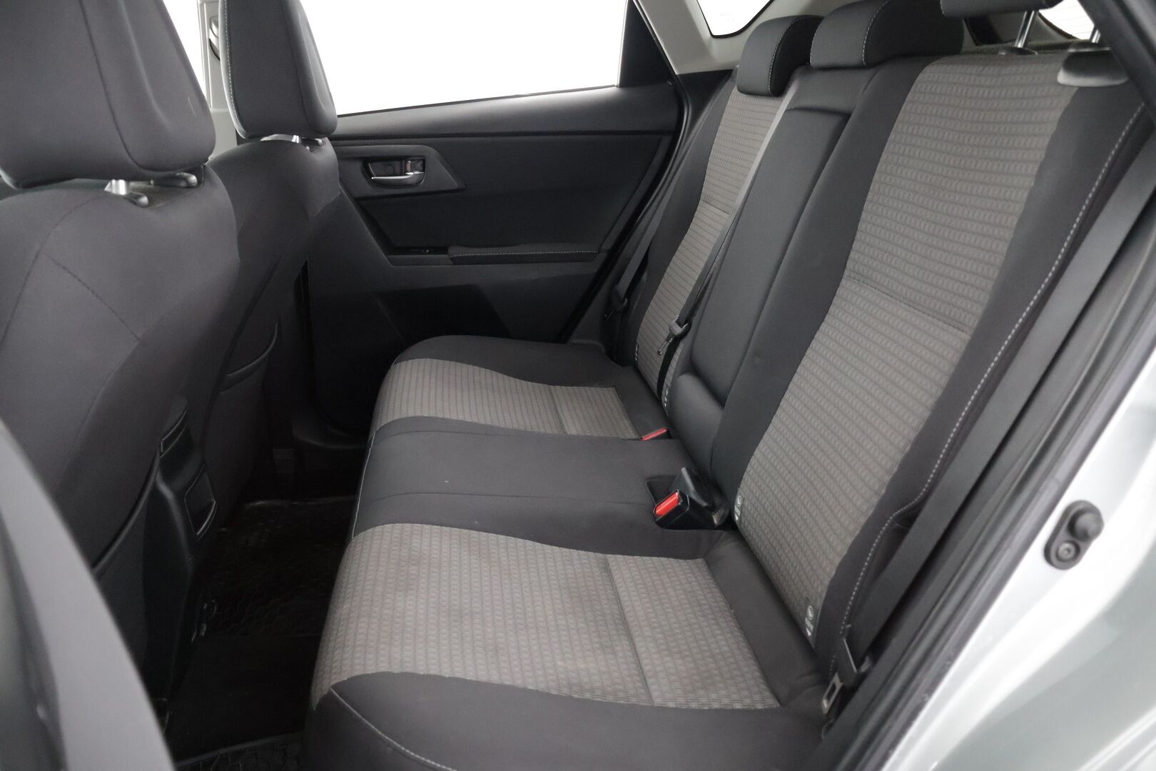 Toyota Auris 2018 1,8 Hybrid Active - P.Kamera | Vakkkari | BT | Metalliväri | 2X Renkaat ja vanteet 