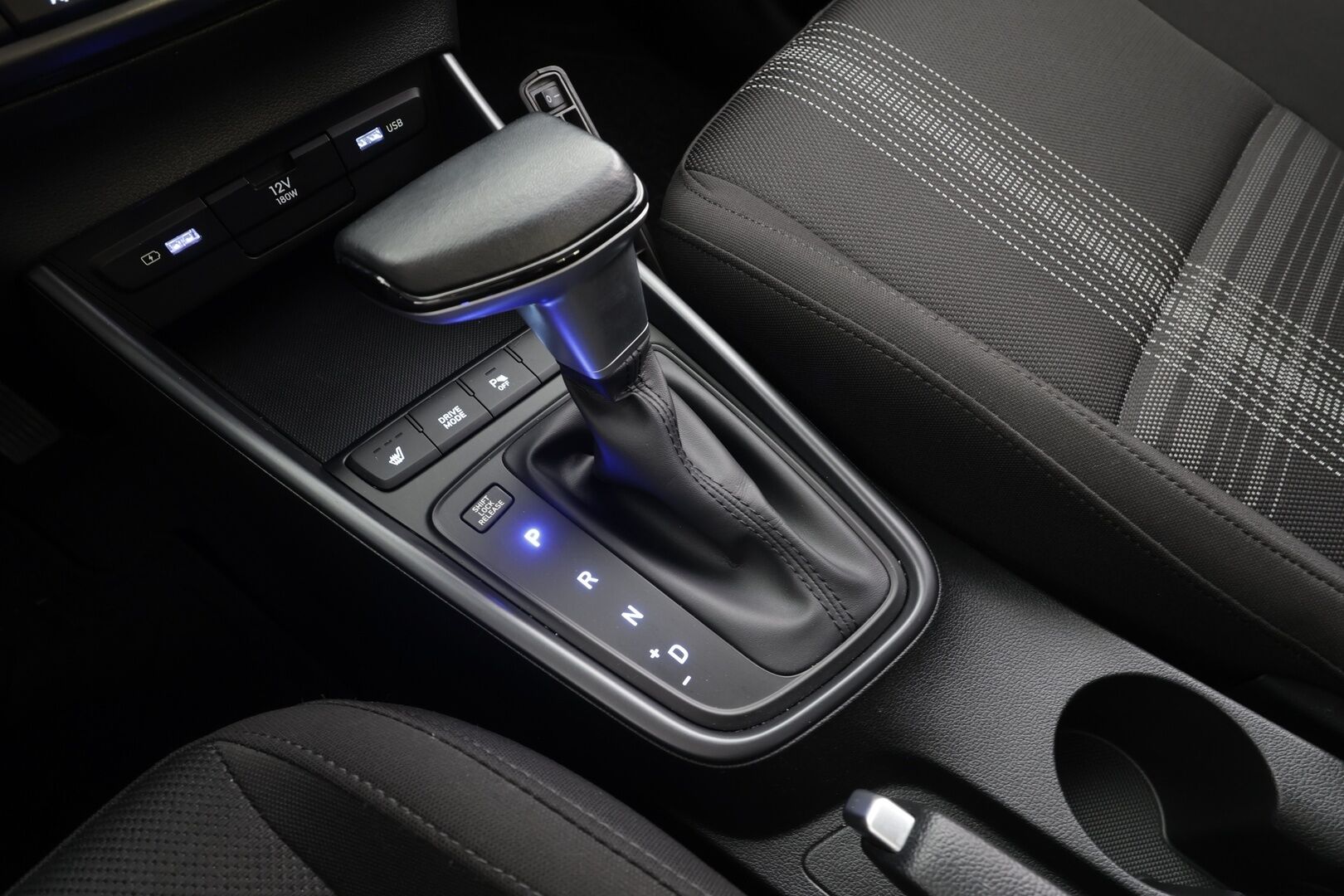 Hyundai i20 Hatchback 2023 1,0 T-GDI 100 hv 7-DCT Fresh - | Tehdastakuu | Vakkari | Kaistavahti | Lohko + sisälämmitin | Lämm. ratti | BT | 1-om suomiauto | Merkkihuollot | 