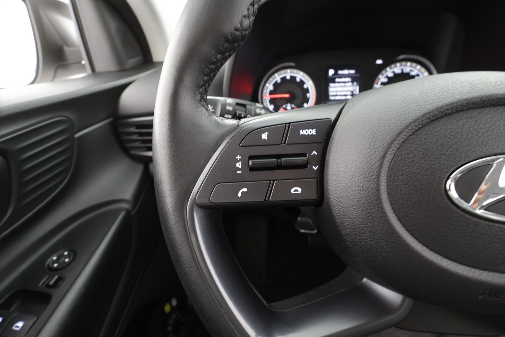 Hyundai i20 Hatchback 2023 1,0 T-GDI 100 hv 7-DCT Fresh - | Tehdastakuu | Vakkari | Kaistavahti | Lohko + sisälämmitin | Lämm. ratti | BT | 1-om suomiauto | Merkkihuollot | 