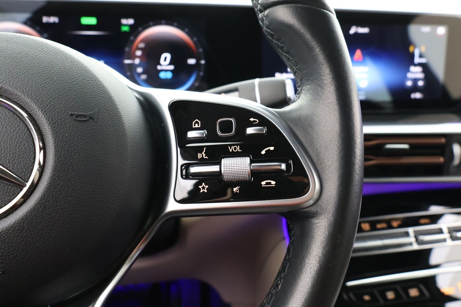 MERCEDES-BENZ EQC 2021 400 4Matic *AMG / ACC / Burmester / Muistipaketti / HUD / 360° Kamera / KeylessGO / DC Pikalaturi* - Juuri saapunut / Huippuvarusteet / AMG