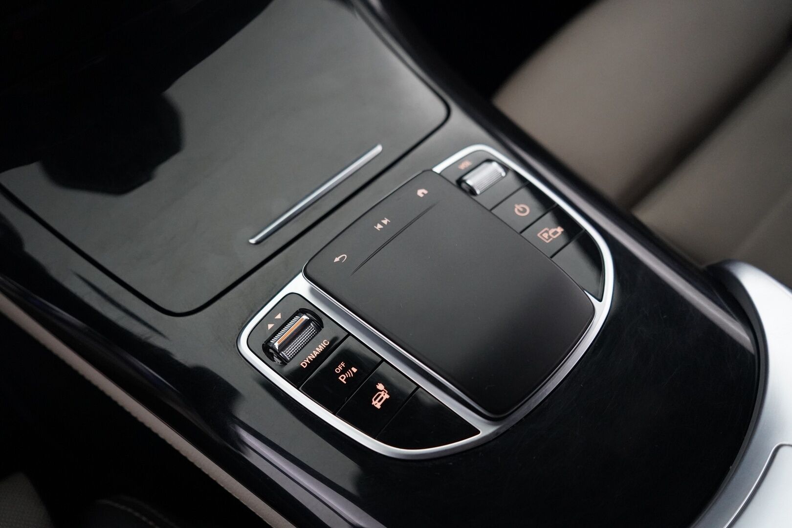 MERCEDES-BENZ EQC 2021 400 4Matic *AMG / ACC / Burmester / Muistipaketti / HUD / 360° Kamera / KeylessGO / DC Pikalaturi* - Juuri saapunut / Huippuvarusteet / AMG