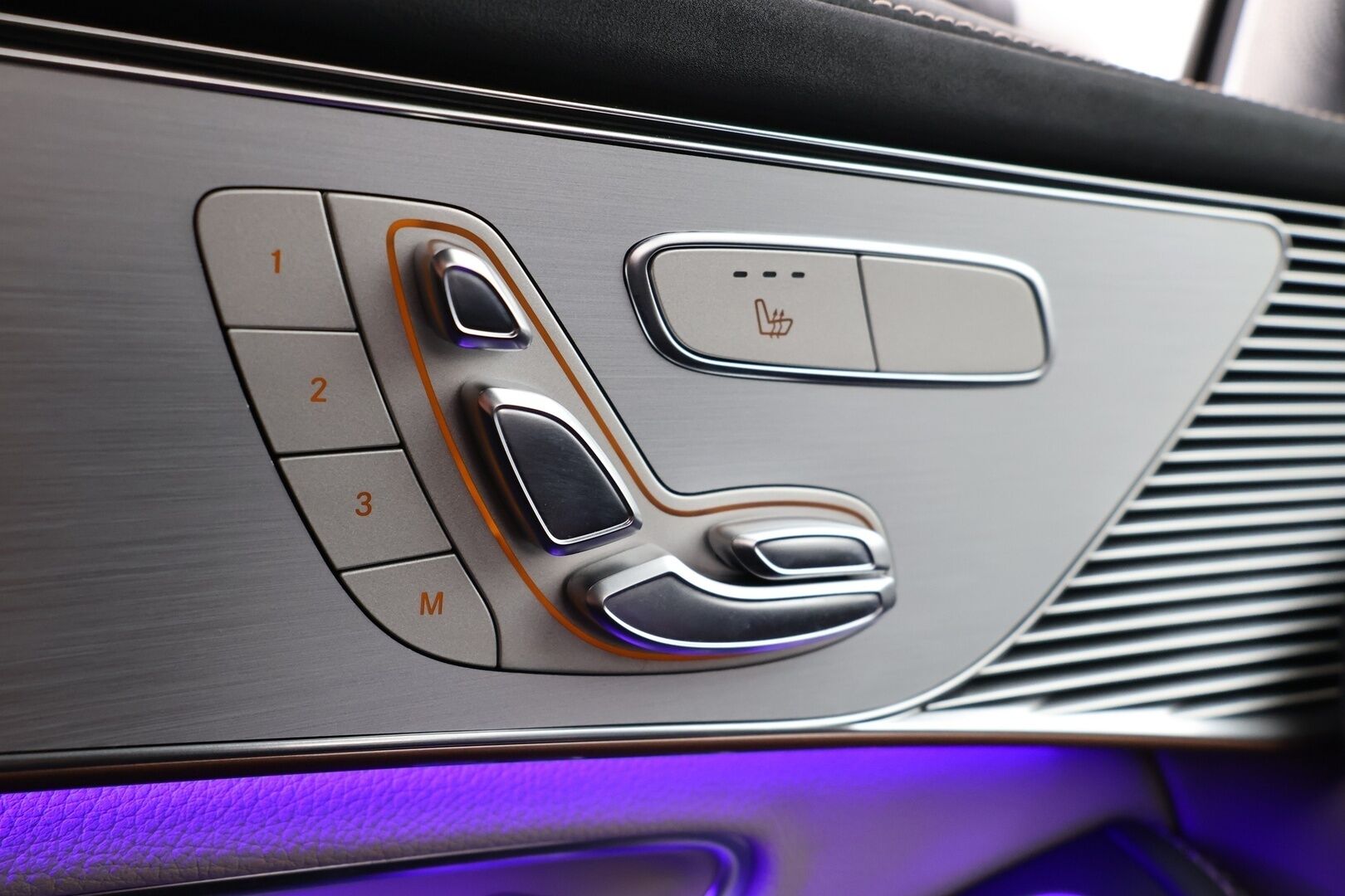 MERCEDES-BENZ EQC 2021 400 4Matic *AMG / ACC / Burmester / Muistipaketti / HUD / 360° Kamera / KeylessGO / DC Pikalaturi* - Juuri saapunut / Huippuvarusteet / AMG