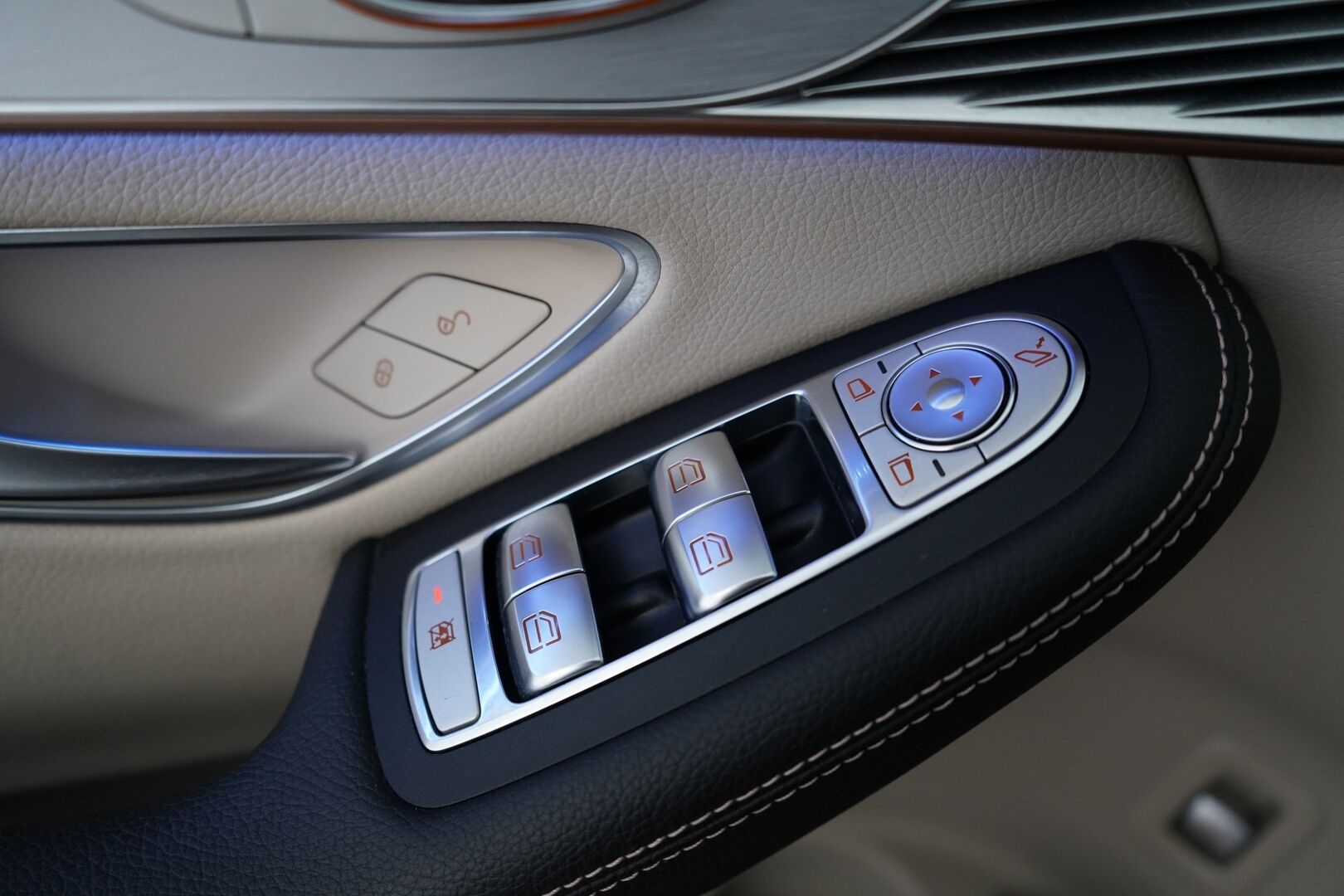 MERCEDES-BENZ EQC 2021 400 4Matic *AMG / ACC / Burmester / Muistipaketti / HUD / 360° Kamera / KeylessGO / DC Pikalaturi* - Juuri saapunut / Huippuvarusteet / AMG