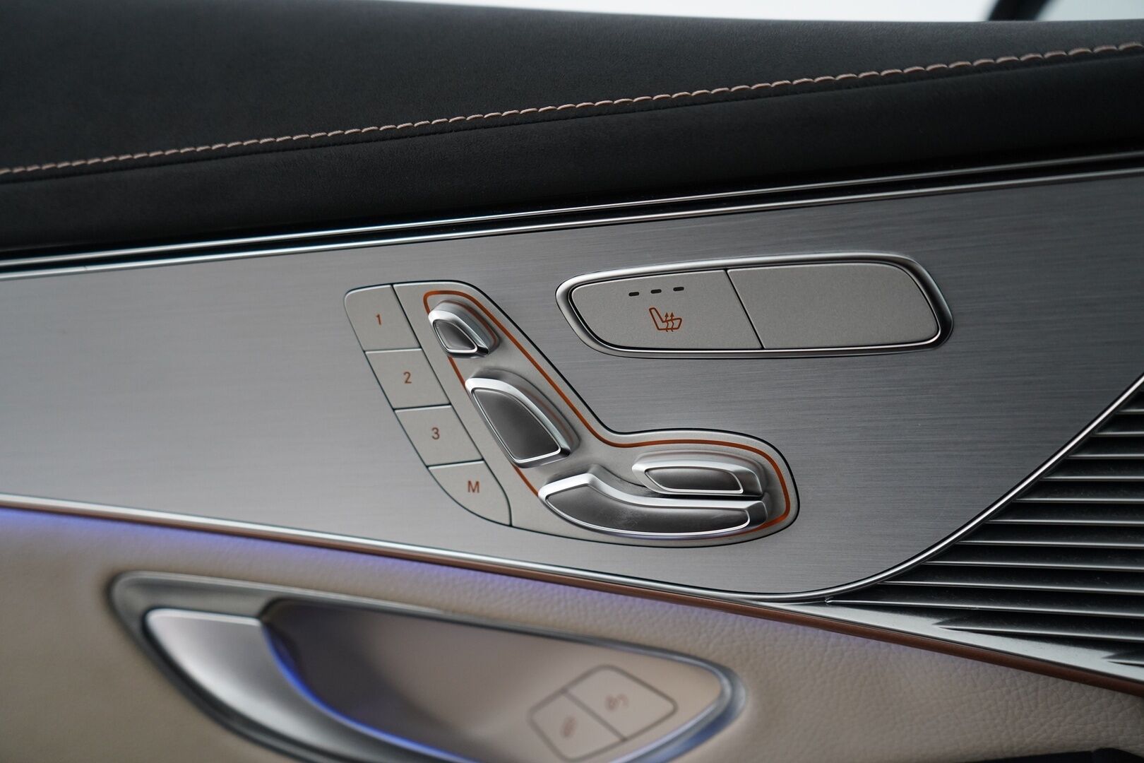 MERCEDES-BENZ EQC 2021 400 4Matic *AMG / ACC / Burmester / Muistipaketti / HUD / 360° Kamera / KeylessGO / DC Pikalaturi* - Juuri saapunut / Huippuvarusteet / AMG