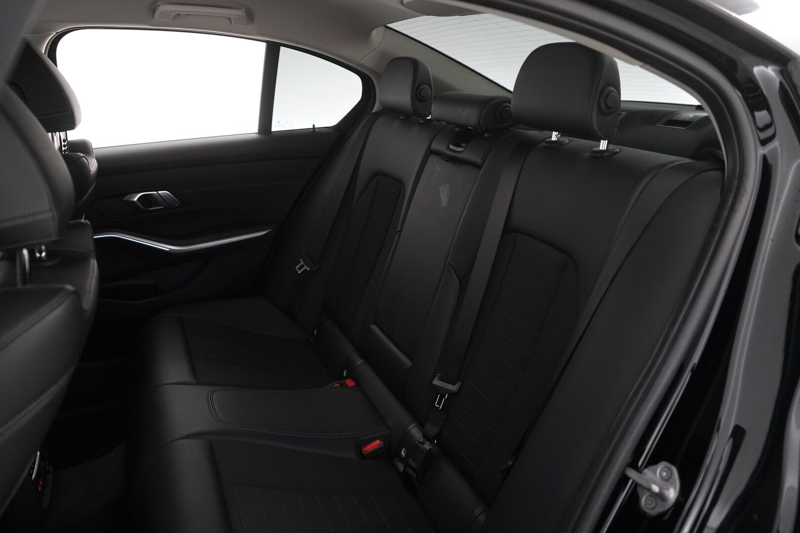 BMW 330 2020 G20 Sedan 330e Business Sport *ACC / Sähk.esilämmitin / Digimittaristo / Sporttipenkit / Shadowline / Navigointi / Tutkat* - Kahdet renkaat alumiinivantein / Juuri huollettu / 2x laturit - HULLU BLACKWEEK KORKOTARJOUS 2,49%