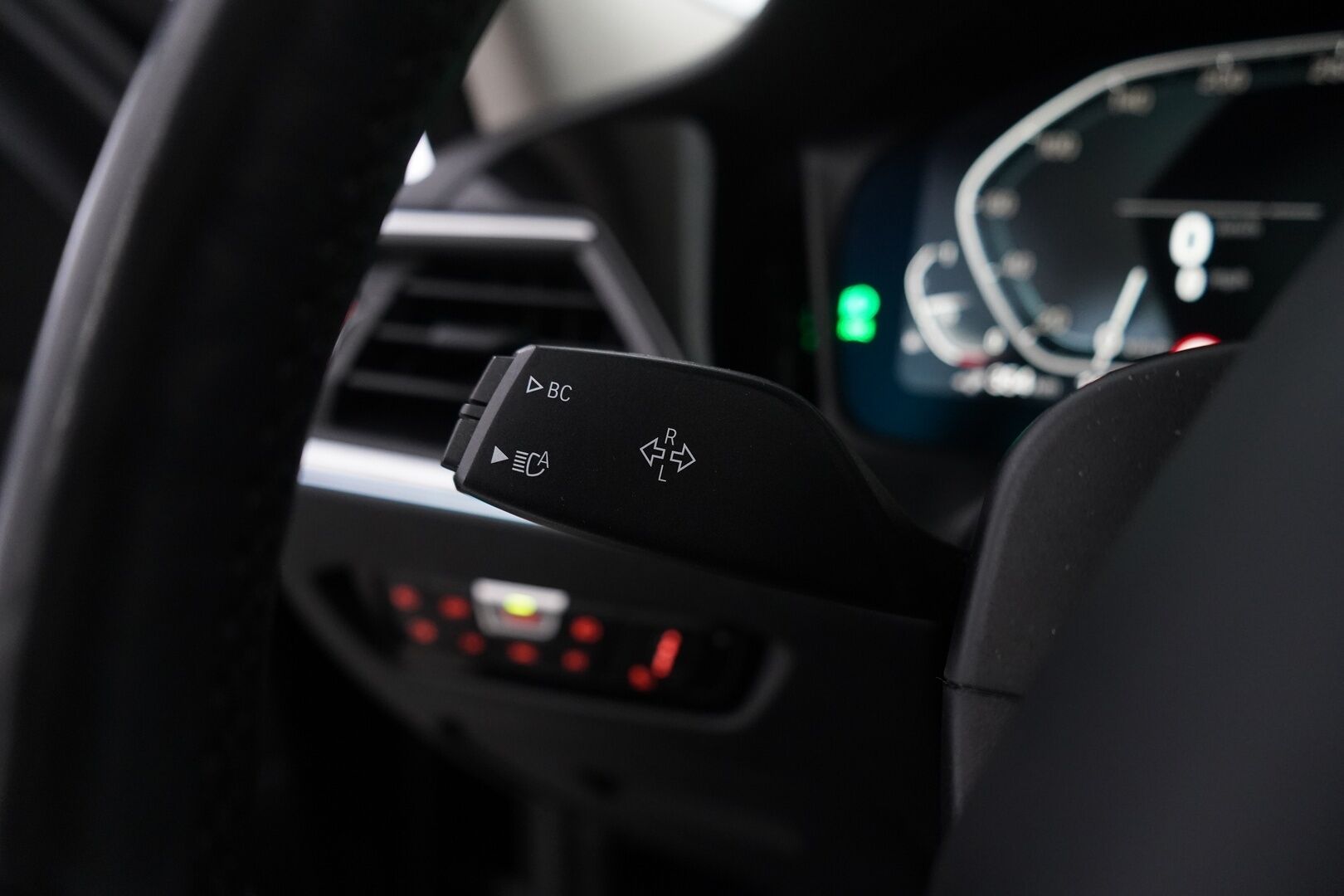 BMW 330 2020 G20 Sedan 330e Business Sport *ACC / Sähk.esilämmitin / Digimittaristo / Sporttipenkit / Shadowline / Navigointi / Tutkat* - Kahdet renkaat alumiinivantein / Juuri huollettu / 2x laturit - HULLU BLACKWEEK KORKOTARJOUS 2,49%