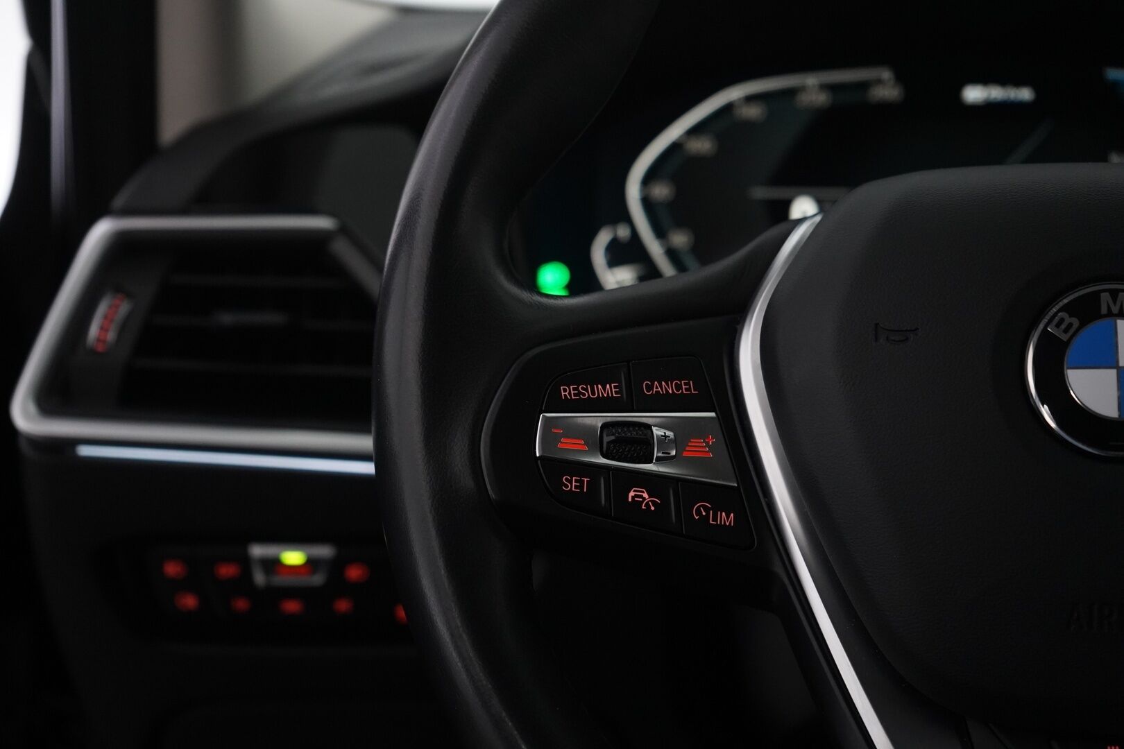 BMW 330 2020 G20 Sedan 330e Business Sport *ACC / Sähk.esilämmitin / Digimittaristo / Sporttipenkit / Shadowline / Navigointi / Tutkat* - Kahdet renkaat alumiinivantein / Juuri huollettu / 2x laturit - HULLU BLACKWEEK KORKOTARJOUS 2,49%