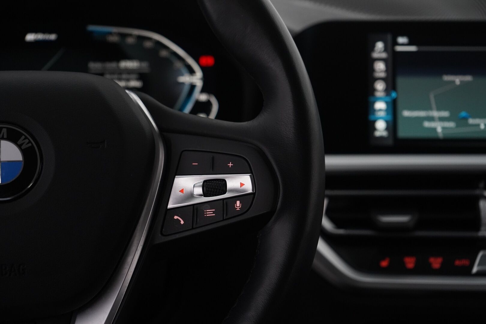 BMW 330 2020 G20 Sedan 330e Business Sport *ACC / Sähk.esilämmitin / Digimittaristo / Sporttipenkit / Shadowline / Navigointi / Tutkat* - Kahdet renkaat alumiinivantein / Juuri huollettu / 2x laturit - HULLU BLACKWEEK KORKOTARJOUS 2,49%