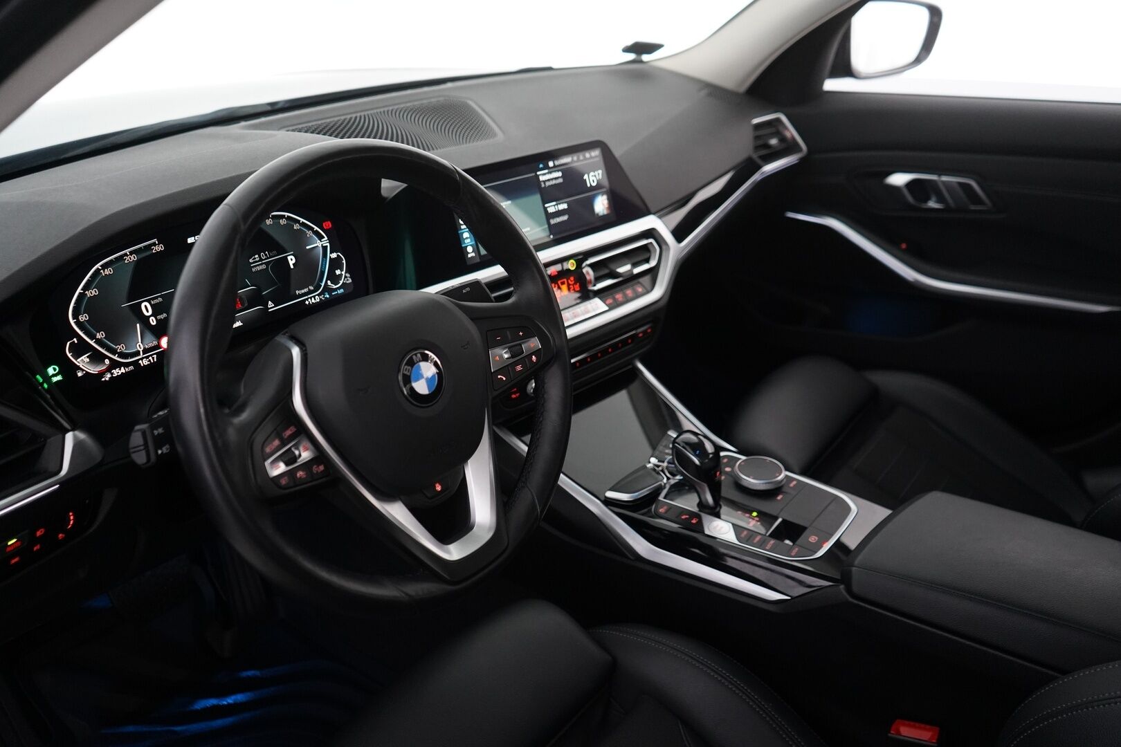 BMW 330 2020 G20 Sedan 330e Business Sport *ACC / Sähk.esilämmitin / Digimittaristo / Sporttipenkit / Shadowline / Navigointi / Tutkat* - Kahdet renkaat alumiinivantein / Juuri huollettu / 2x laturit - HULLU BLACKWEEK KORKOTARJOUS 2,49%