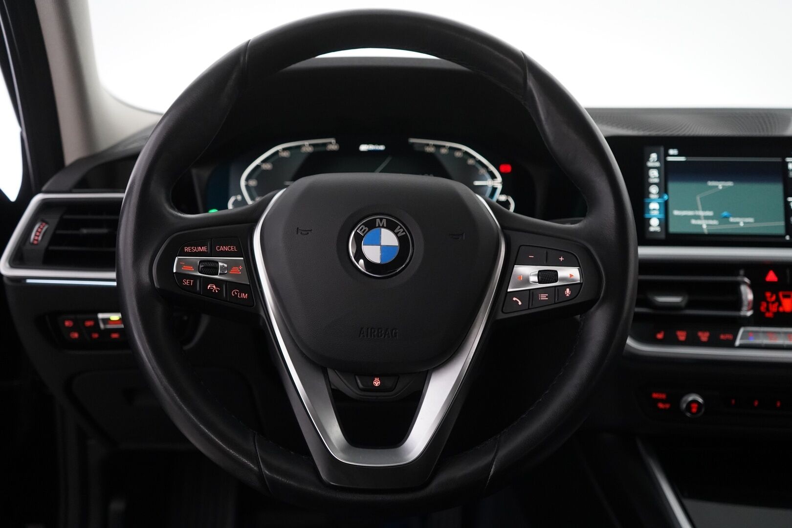 BMW 330 2020 G20 Sedan 330e Business Sport *ACC / Sähk.esilämmitin / Digimittaristo / Sporttipenkit / Shadowline / Navigointi / Tutkat* - Kahdet renkaat alumiinivantein / Juuri huollettu / 2x laturit - HULLU BLACKWEEK KORKOTARJOUS 2,49%