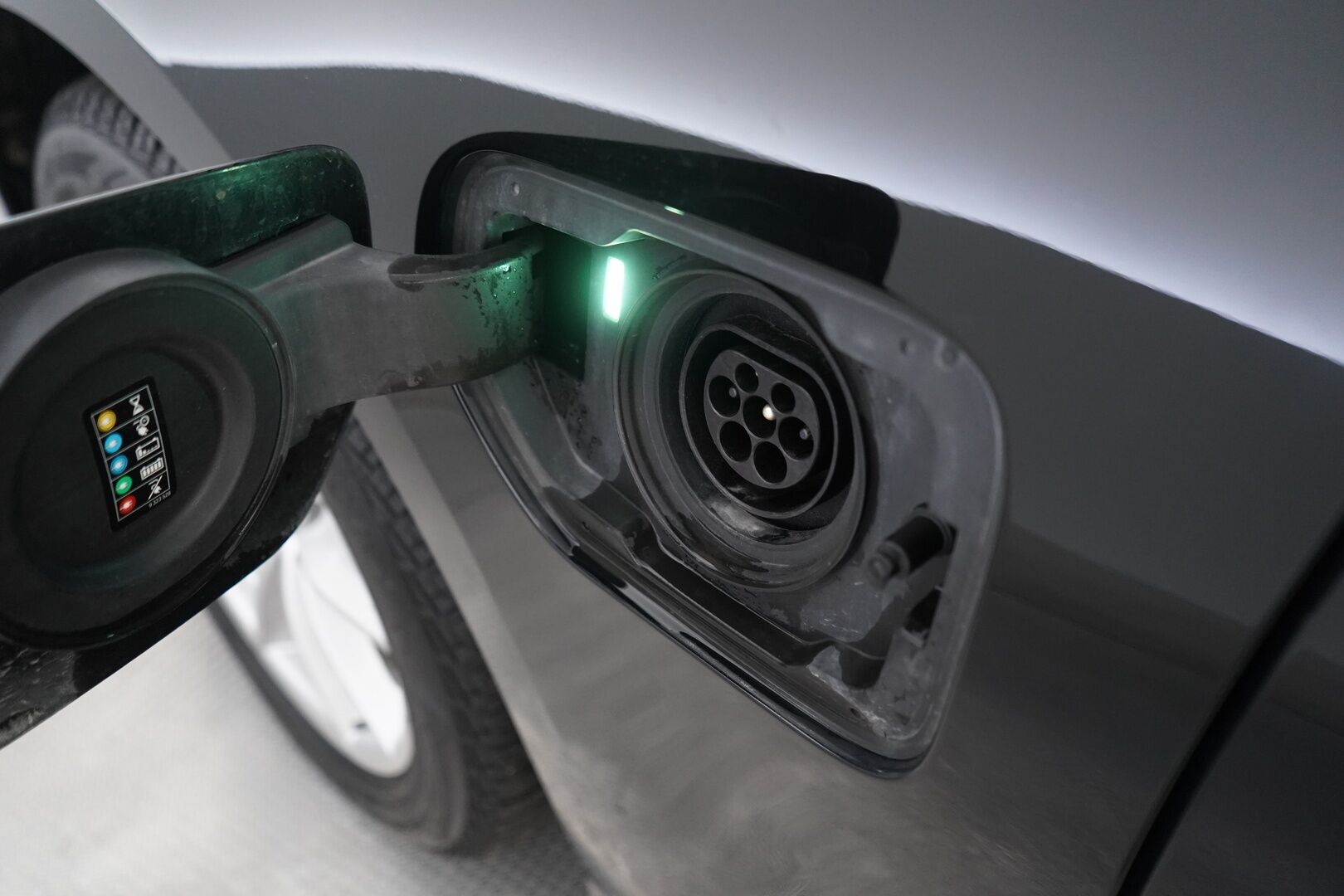 BMW 330 2020 G20 Sedan 330e Business Sport *ACC / Sähk.esilämmitin / Digimittaristo / Sporttipenkit / Shadowline / Navigointi / Tutkat* - Kahdet renkaat alumiinivantein / Juuri huollettu / 2x laturit - HULLU BLACKWEEK KORKOTARJOUS 2,49%